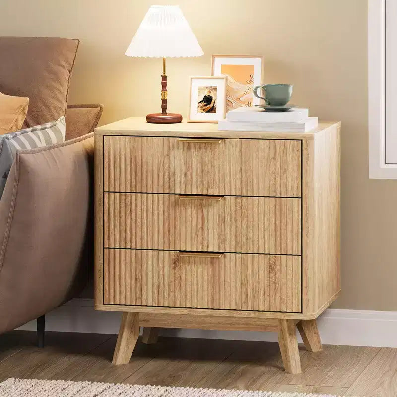 Table de chevet, Table d'appoint de 61 cm avec station de charge et 3 tiroirs, Table de chevet en bois de style moderne du milieu du siècle pour chambre à coucher, Table d'appoint pour salon