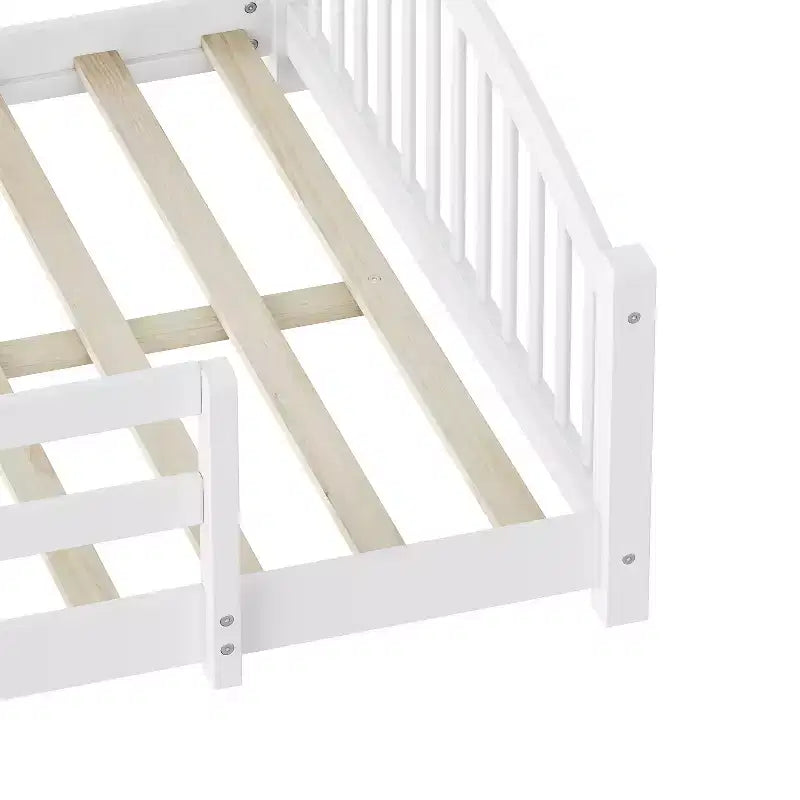 Lit Montessori pleine grandeur à profil bas avec rails de sécurité et tête de lit